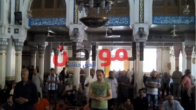 الأهالى يؤدون صلاة الجمعة بمسجد محمد موسى بالإسكندرية 