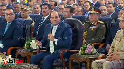 فيديو| السيسي يضع وزيرة التضامن في موقف محرج : مش عايزة تصرف