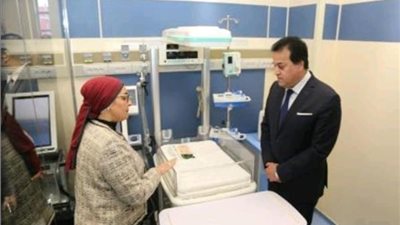 فيديو.. وزير التعليم العالي يتفقد غرف العزل للقلب والصدر بمستشفى أبو الريش الياباني