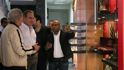 صور.. لازارتي يتفقد دولاب بطولات الأهلي  