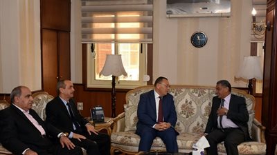 محافظ الشرقية يهنيء مدير الأمن الجديد بمكتبه