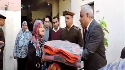 فيديو.. مدير أمن كفر الشيخ يوزع بطاطين الشتاء للأسر الأشد احتياجا