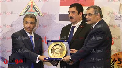 صور| تكريم محافظ القليوبية فى حفل اليوبيل الذهبي لقسم هندسة المساحة بجامعة بنها
