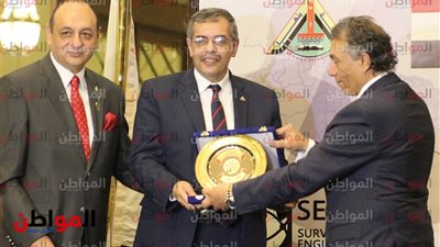 صور| تكريم عدد من الشخصيات بـ حفل اليوبيل الذهبي لقسم هندسة المساحة بجامعة بنها