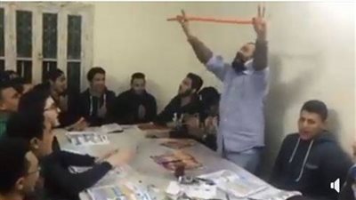  معلم الفلسفة الراقص: أعتذر.. ونتيجة الطلاب هتفصل بينا 