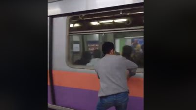 فيديو.. شاب يوقف المترو فى مصر بطريقة غريبة!