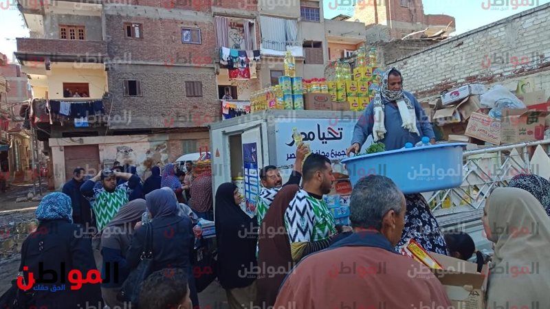 المواطنون يتهافتون