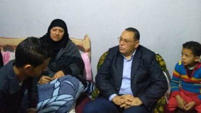 محافظ الشرقية يؤدي واجب العزاء لأسرة شهيد ديرب نجم