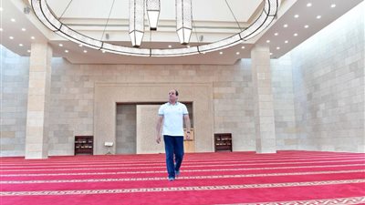 السيسي يؤدي العبادة المهجورة في النمسا مع 3 عائلات .. من هم ولماذا؟