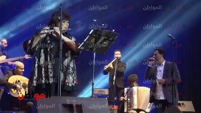 الفنان لا تغيره المناصب.. وزيرة الثقافة تخلع عباءة المنصب وتعزف مع 