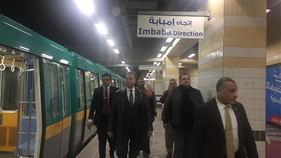 زيارة مفاجأة.. بعد منتتصف الليل وزير النقل يفاجئ محطات الخط الثالث بتفتيش 