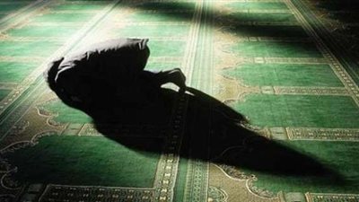 اللهم أحسن خاتمتنا.. شاب سكران داخل مسجد ..هذا ما حدث له !