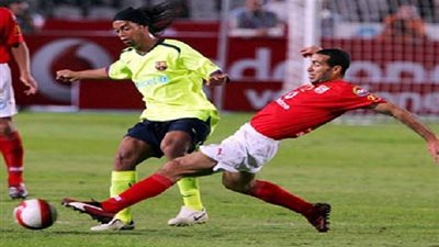 قصة صورة.. أبو تريكة يُحرج رونالدينيو أمام جماهير الأهلي