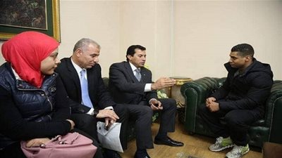 صور.. وزير الرياضة يستجيب سريعا ويستقبل محمد إيهاب وسارة سمير: مصر بجانبكم