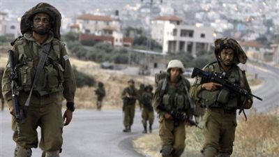 فيديو.. جنود الاحتلال يسرقون مبلغًا ماليًا من بيت فلسطيني 