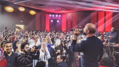 صور.. محمود العسيلي يحيي حفلا غنائيا ضخما بالقرية الذكية