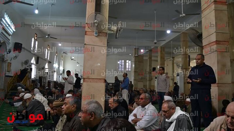 صلاة الجمعة بمسجد