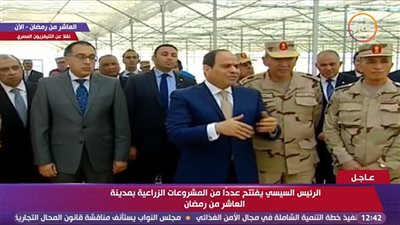 خيرنا بإيدينا وربنا رازقنا.. الرئيس السيسى يتفقد أنواع المنتجات الزراعية فى مشروع الصوب 