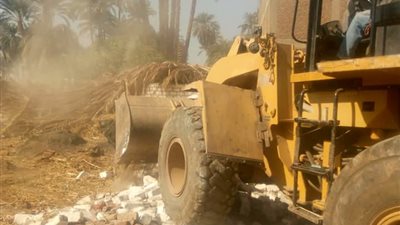 ازالة 81 حالة تعدِ على الأراضي الزراعية ورفع  273 طن مخلفات بمدينة قوص