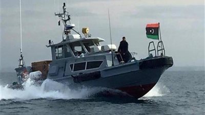 البحرية الليبية تحتجز 3 جرافات مصرية لدخولهم المياه الإقليمية دون إذن 