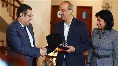 إبراهيم الكفراوي يهدي السفير المصري بإثيوبيا درع وعلم الأهلي
