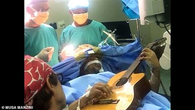 أنت في ايه والا ايه..  فنان مشهور يعزف الجيتار في غرفة العمليات !