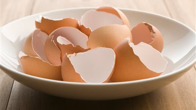 كلها بقشرها .. فوائد صحية لقشر البيض!