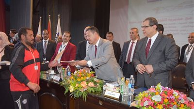 وزير القوى العاملة يوزع 368 شهادة أمان على العمالة غير المنتظمة ببني سويف