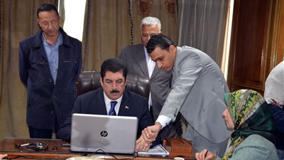 محافظ القليوبية يستلم تطبيق إلكتروني جديد للتعرف على الخطة الاستثمارية