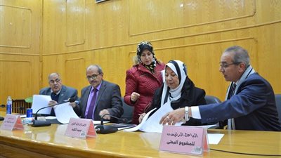 توقيع عقود تمويل 35 مشروع بحثي بجامعة الفيوم