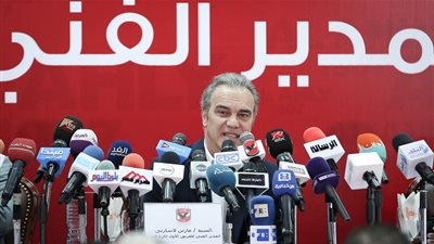 صورة.. لاسارتي يتابع مباراة الأهلي وجيما الإثيوبي