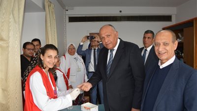 صور.. سامح شكرى يشارك فى مبادرة 100 مليون صحة داخل مقر الخارجية 