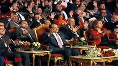 صور .. طفلة تفاجئ السيسي والحضور بهذا التصرف في حفل قادرون باختلاف