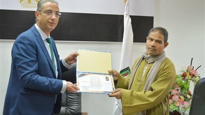 أحمد الأنصاري يكرم عمال النظافة المتميزين بحي شرق وغرب سوهاج