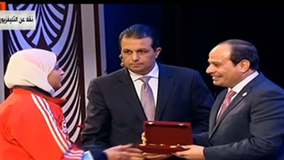 الرئيس يكرم مدربة منتخب للسباحة باحتفالية اليوم العالمي لذوي الإعاقة