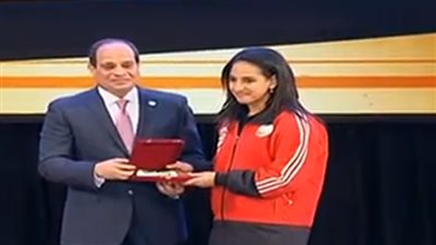 السيسي يكرم بطلة العالم في السباحة باحتفالية اليوم العالمي لذوي الإعاقة