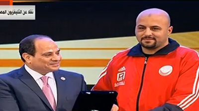 السيسي يكرم مدرب منتخب لتنس الطاولة باحتفالية 