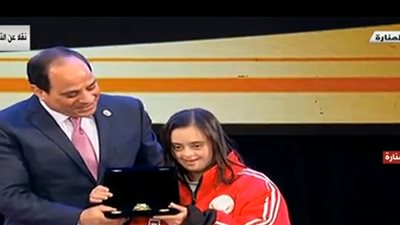 السيسي يكرم نيرمين أحمد رشاد بطلة العالم في تنس الطاولة