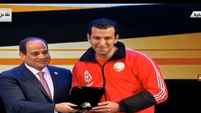 الرئيس السيسي يكرم معتز محمد محمود السيد بطل تنس الطاولة في التشيك