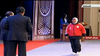 الرئيس السيسي يكرم اللاعبة أسماء أحمد رجب عمر بطلة العالم فى تنس الطاولة 