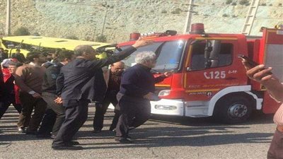 صورة.. انقلاب حافلة تقل طلابًا داخل حرم جامعة في إيران