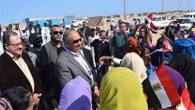 محافظ البحر الأحمر يقرر سفر مواطن للعلاج خلال زيارته لمدينة الشلاتين