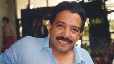 عاطف الطيب .. المبدع الذي اتجه إلى السينما من مهنة بائع الألبان