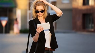 امرأة برج الميزان ترفع شعار أنا أوازن الأمور إذا أنا موجود