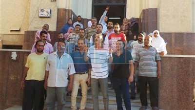 بالفيديو والصور.. وقفة للعاملين بـ«الماترنتية» بالأسكندرية 
