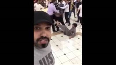 بالفيديو.. شاب خليجي يلتقط أغرب سيلفي 