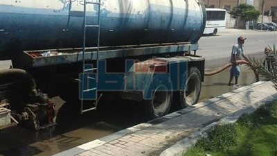بالصور.. كسر ماسورة مياه بحي المنتزة أول