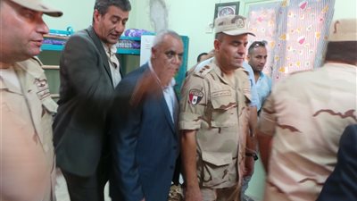 بالصور والفيديو.. رئيس أركان المنطقة الشمالية يتفقد مدارس الإسكندرية