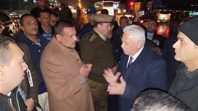 محافظ البحيرة ينتقل إلى موقع حادث تصادم تريلا مع ميكروباص بدمنهور