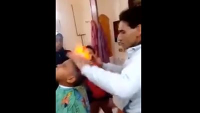 هتولع في الواد.. حلاق بالولاعة والبنزين شاهد ماذا فعل في الطفل!
